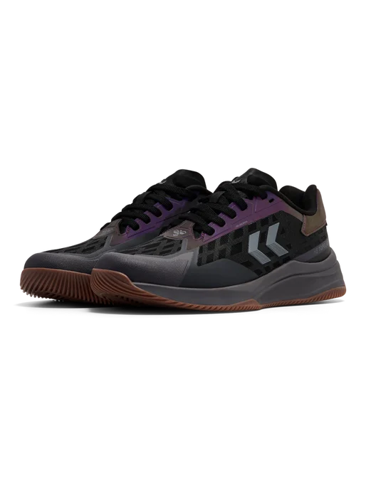 Hummel HB Topflight håndboldsko i sort med lilla skinnende detalje og brun gummisål, set skråt forfra