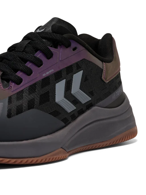 Hummel HB Topflight håndboldsko i sort med lilla skinnende detalje, nærbillede af hummel-logoet på siden set skråt forfra