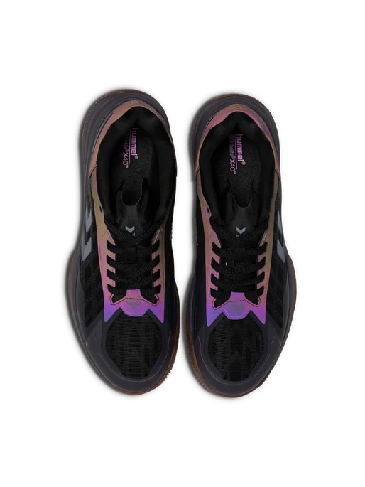 Hummel HB Topflight håndboldsko i sort med lilla skinnende detalje, parret set fra oven