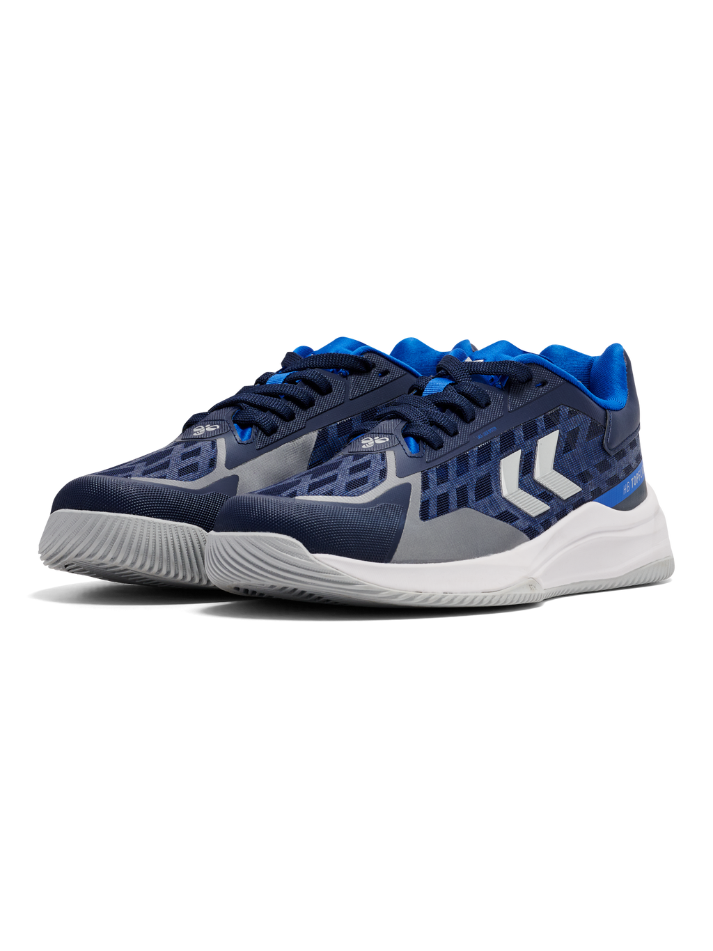 Hummel HB Topflight 3 træningssko i navy og blå med sølvfarvet hummel-vinkel, set skråt forfra