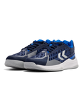 Hummel HB Topflight 3 træningssko i navy og blå med sølvfarvet hummel-vinkel, set skråt forfra