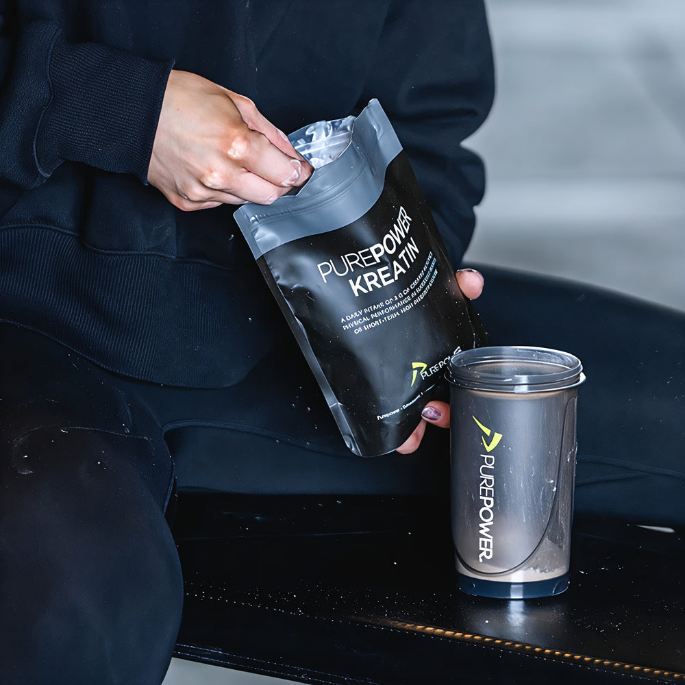 Person hælder PurePower Kreatin fra pose i PurePower shaker