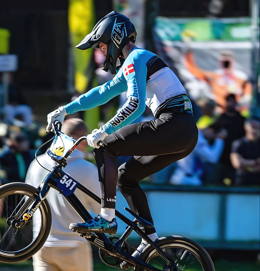 BMX-rytter fra Roskilde BMX i luften på banen under løb